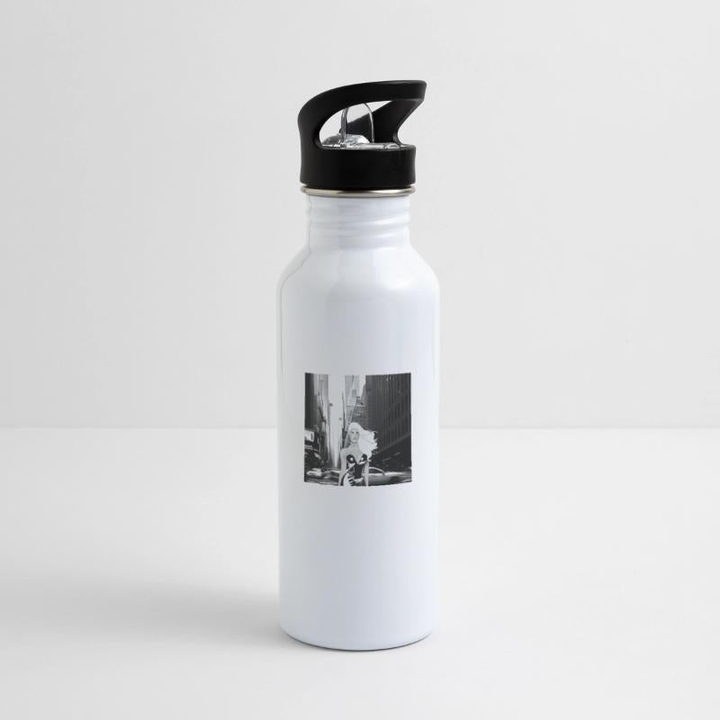 A model walking in the big city (blac n' whit v.)